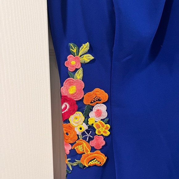 Fabulous cobalt blue bodycon dress with appliqué floral embroidery - Picture 3 of 5